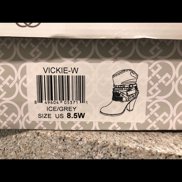 Daisy Fuentes studded boots - Picture 14 of 16